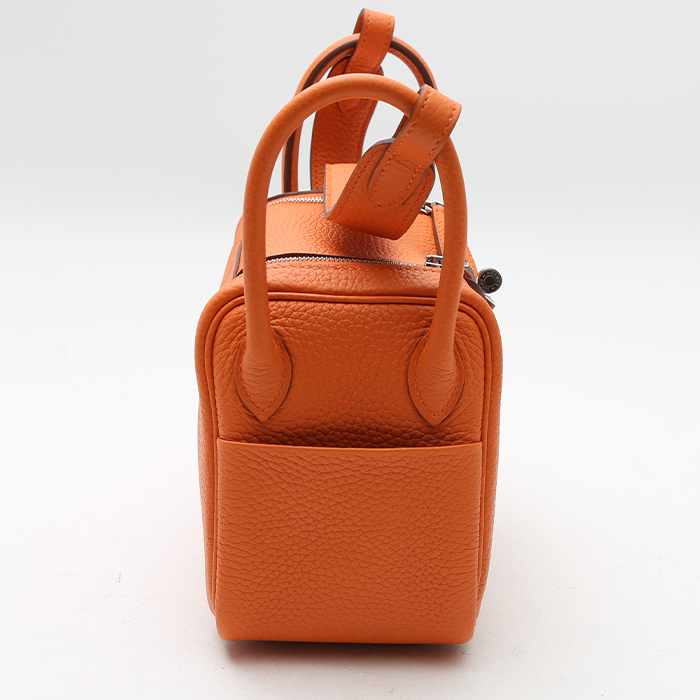 Hermès  Lindy mini  shoulder bag  in orange leather taurillon clémence - Detail D6