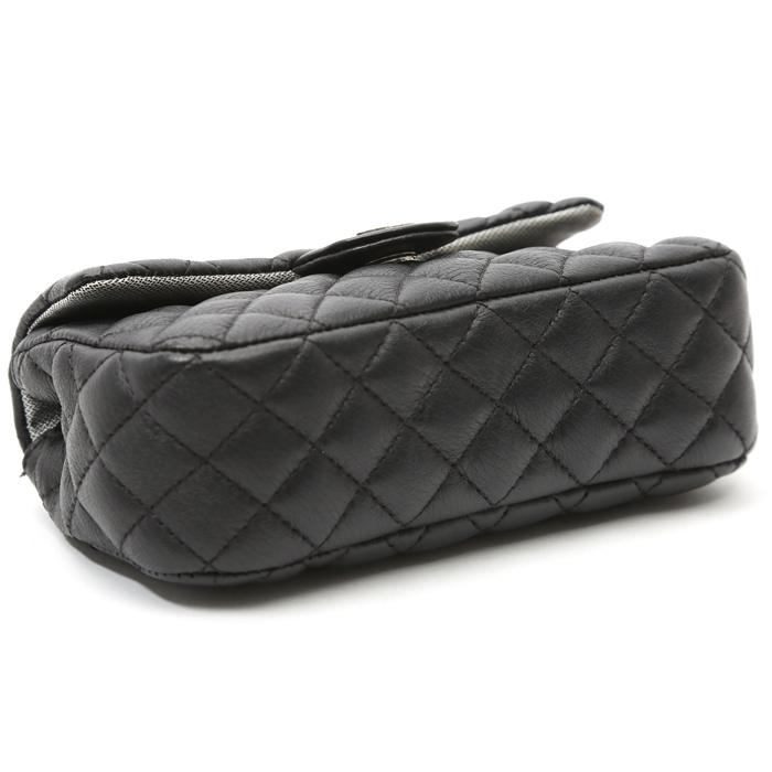 Pochette-ceinture Chanel Pochette en cuir matelassé noir - Detail D4