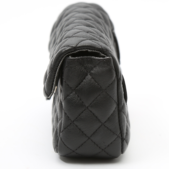 Pochette-ceinture Chanel Pochette en cuir matelassé noir - Detail D5