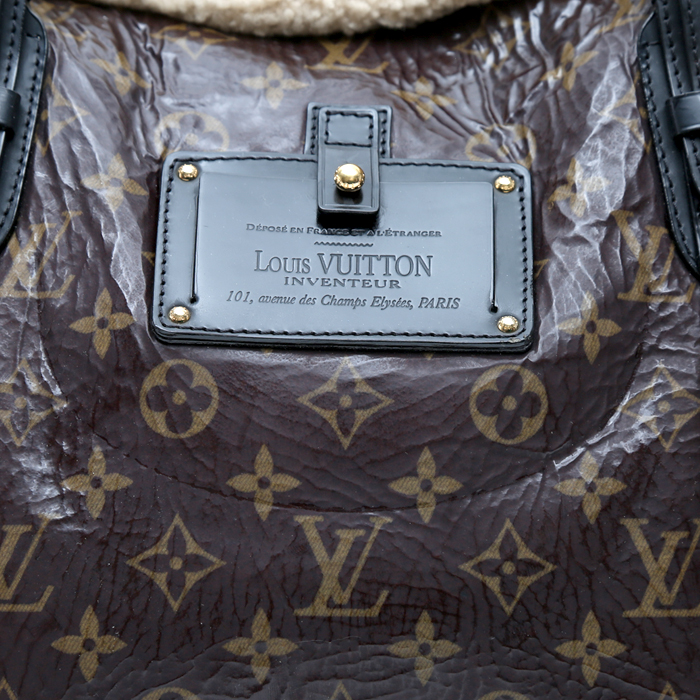 Bolso de mano Louis Vuitton  Editions Limitées en lona Monogram marrón y cuero negro - Detail D1