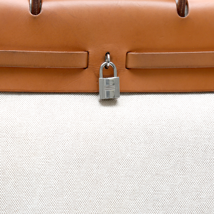 Bolso bandolera Hermès  Herbag en lona beige y vaca Hunter natural - Detail D1