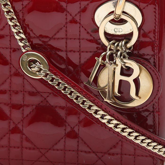 Sac à main Dior  Lady Dior en cuir verni rouge - Detail D1