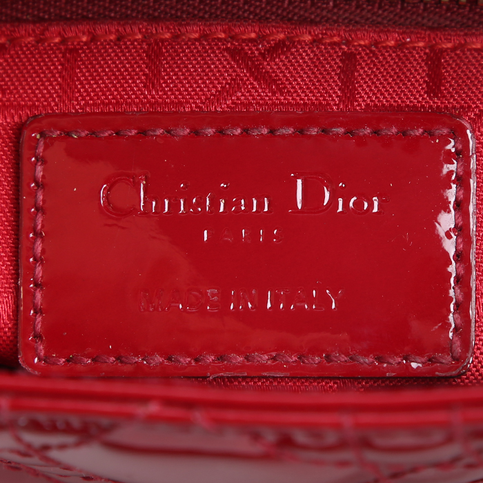 Sac à main Dior  Lady Dior en cuir verni rouge - Detail D3