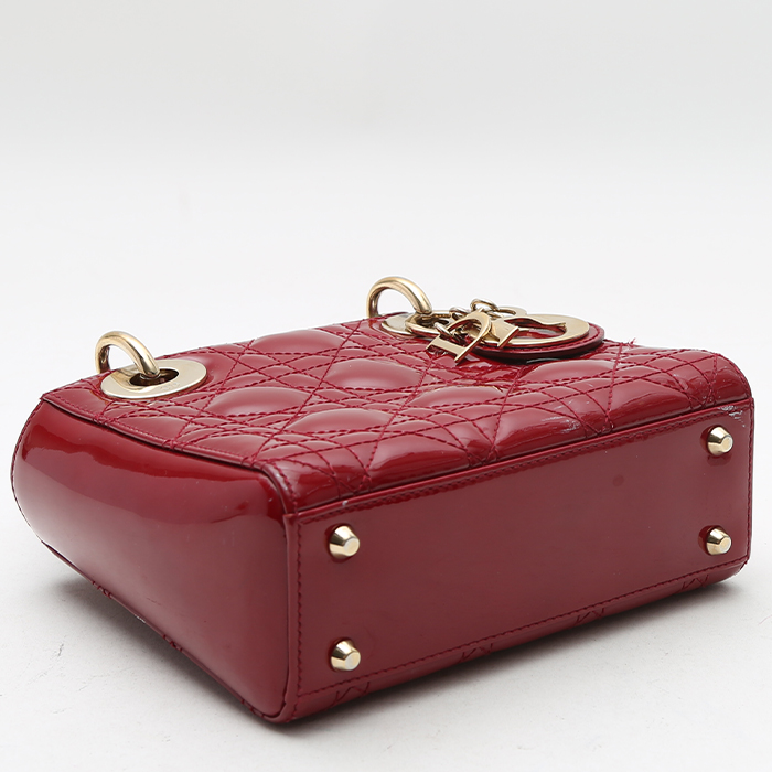 Sac à main Dior  Lady Dior en cuir verni rouge - Detail D4