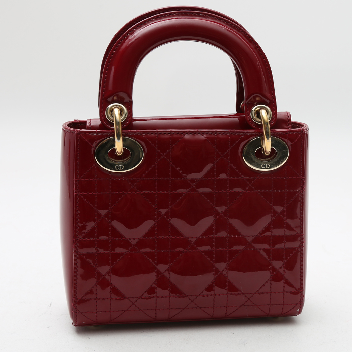 Sac à main Dior  Lady Dior en cuir verni rouge - Detail D7
