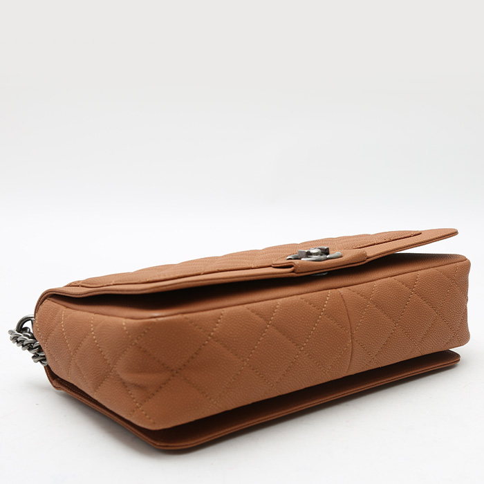 Sac à main Chanel   en cuir grainé matelassé marron - Detail D4