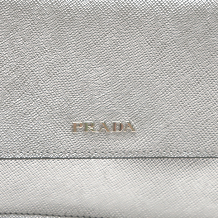 Sac bandoulière Prada   en cuir saffiano argenté - Detail D1