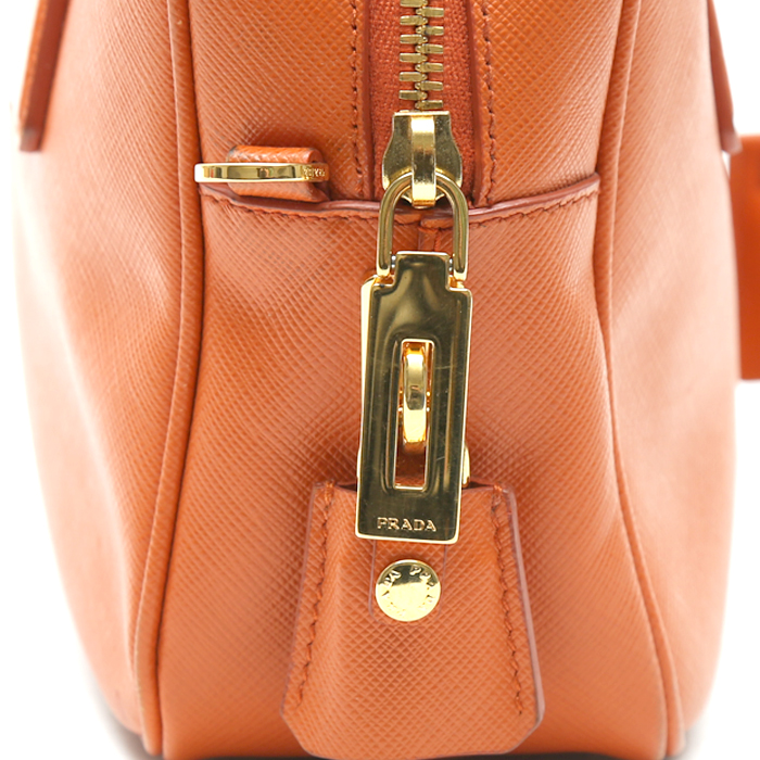 Bolso de mano Prada   en cuero saffiano naranja - Detail D1