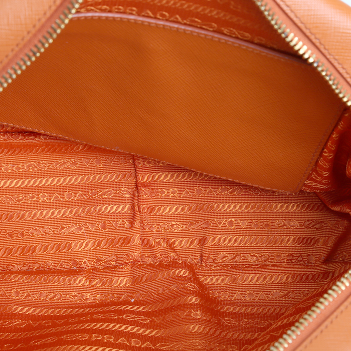 Prada   handbag  in orange leather saffiano - Detail D2