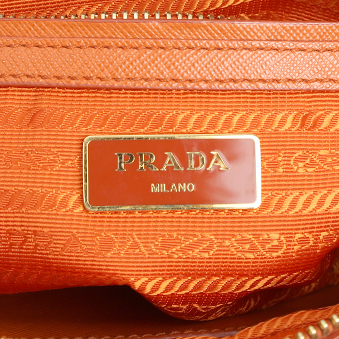 Sac à main Prada   en cuir saffiano orange - Detail D3