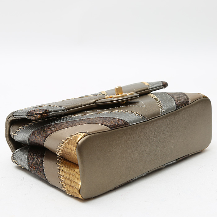 Chanel  Editions Limitées handbag  in bronze leather  and grey leather - Detail D4