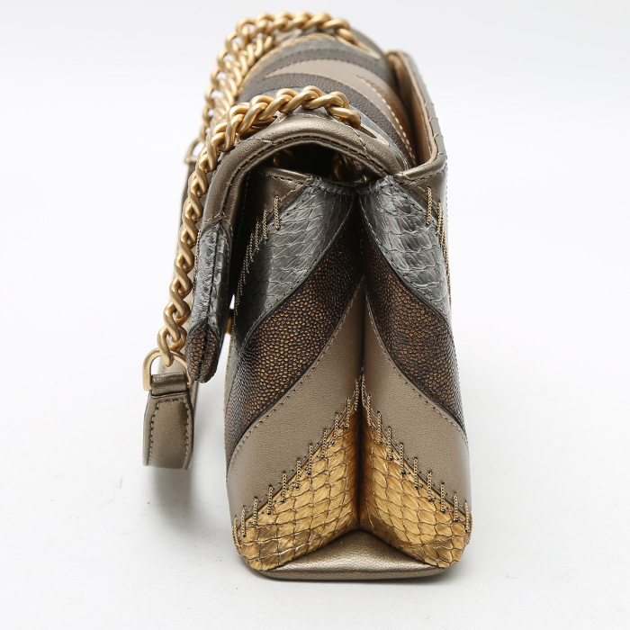 Bolso de mano Chanel  Editions Limitées en cuero bronce y cuero gris - Detail D5