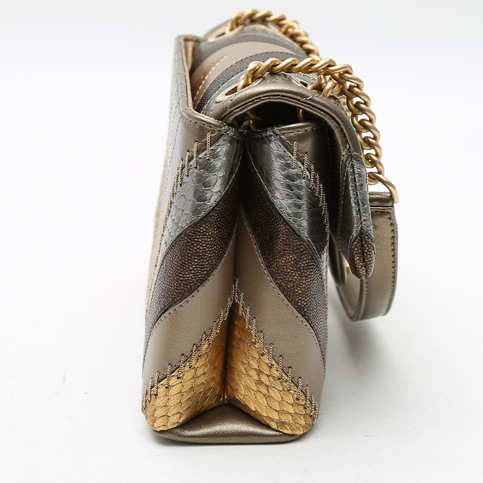 Chanel  Editions Limitées handbag  in bronze leather  and grey leather - Detail D6