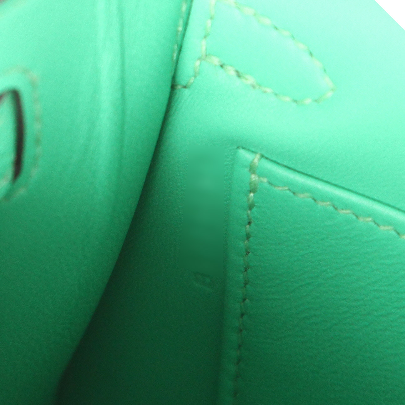 Hermès  Kelly 20 cm handbag  in green Comics Mysore leather - Detail D4