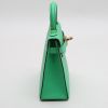Hermès  Kelly 20 cm handbag  in green Mysore leather - Detail D5 thumbnail