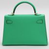 Bolso de mano Hermès  Kelly 20 cm en cuero Mysore verde - Detail D7 thumbnail