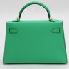 Hermès  Kelly 20 cm handbag  in green Comics Mysore leather - Detail D7 thumbnail