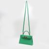 Hermès  Kelly 20 cm handbag  in green Mysore leather - Detail D8 thumbnail