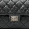 Pochette-ceinture Chanel en cuir grainé matelassé noir - Detail D1 thumbnail