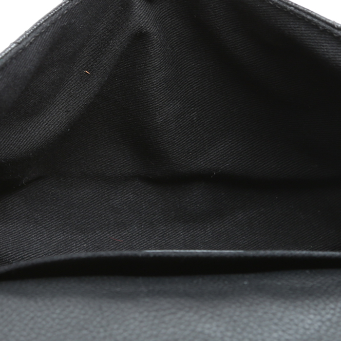 Bolsito-cinturón Chanel en cuero granulado acolchado negro - Detail D2