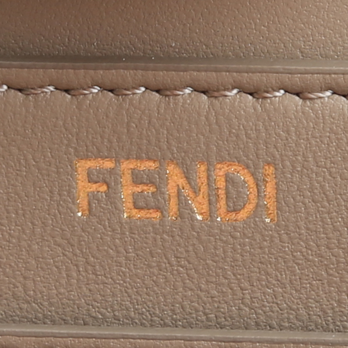 Sac à main Fendi  Peekaboo ISeeU moyen modèle  en cuir taupe - Detail D3