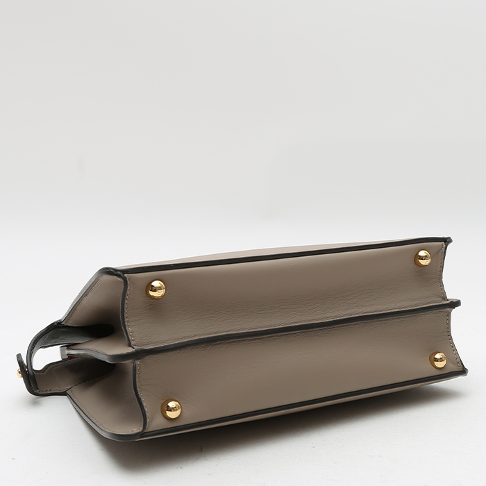 Sac à main Fendi  Peekaboo ISeeU moyen modèle  en cuir taupe - Detail D4