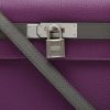 Bolso de mano Hermès  Kelly 32 cm en cuero togo violeta Anemone y gris estaño - Detail D1 thumbnail