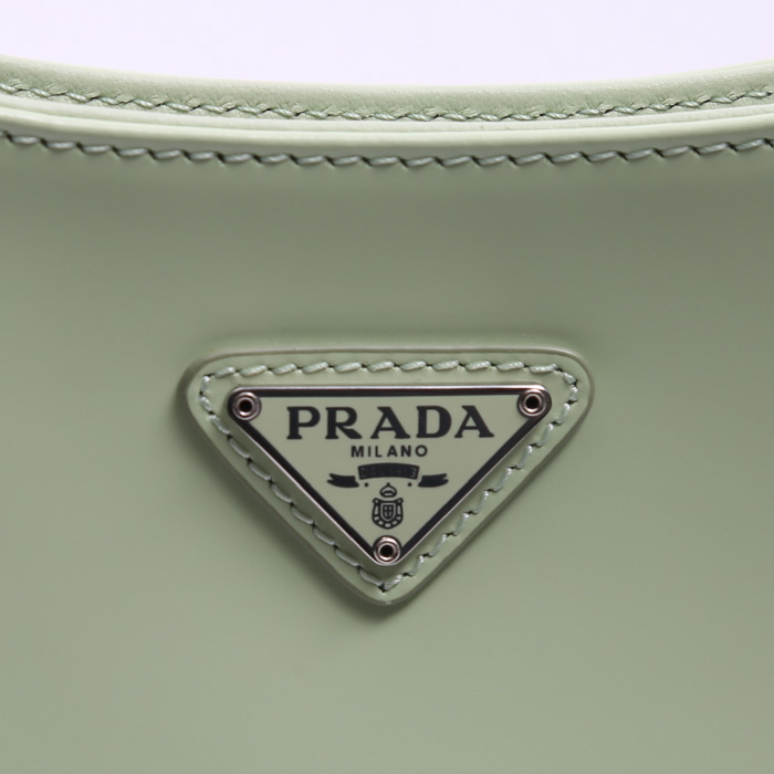 Bolso de mano Prada  Cleo en cuero verde - Detail D1