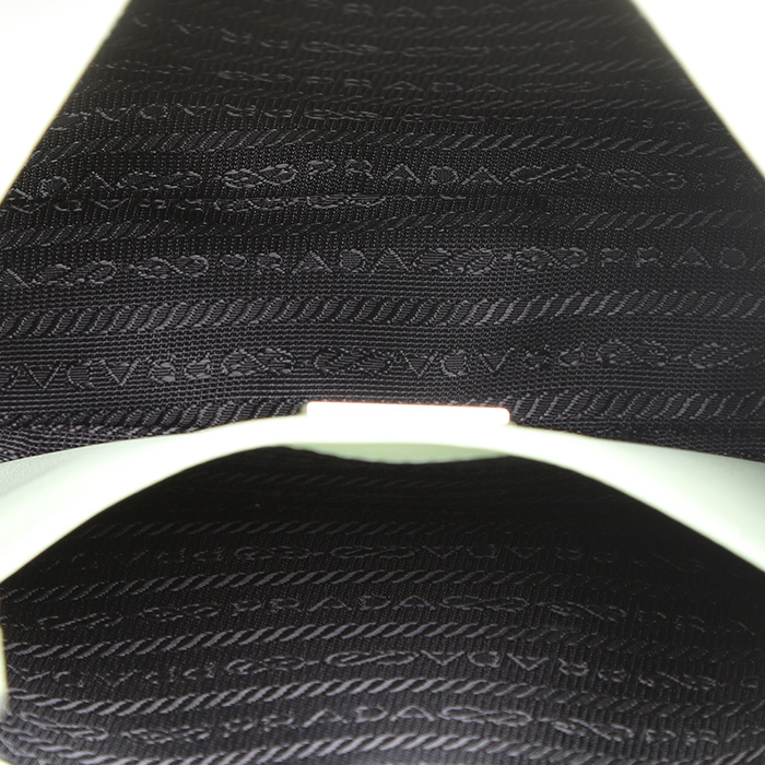 Bolso de mano Prada  Cleo en cuero verde - Detail D2