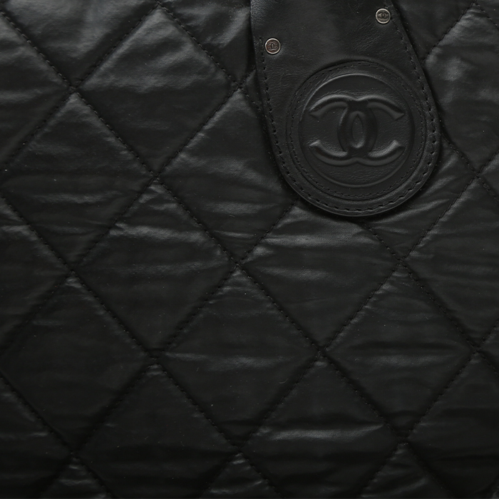 Sac de voyage Chanel  Coco Cocoon en toile matelassée noire et cuir noir - Detail D1