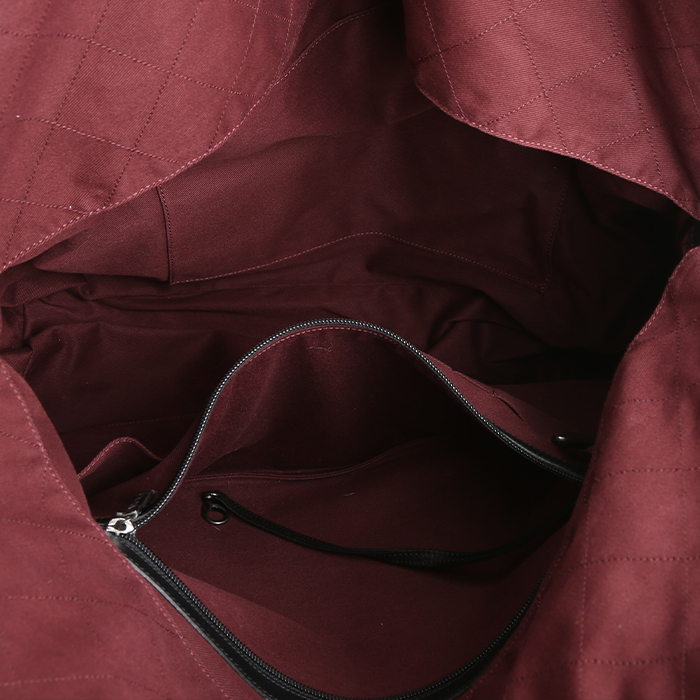 Sac de voyage Chanel  Coco Cocoon en toile matelassée noire et cuir noir - Detail D2