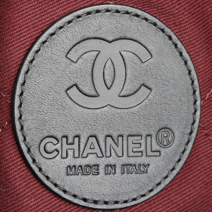 Sac de voyage Chanel  Coco Cocoon en toile matelassée noire et cuir noir - Detail D3