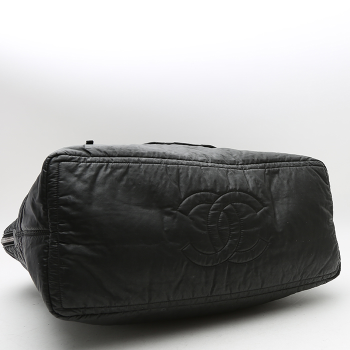 Sac de voyage Chanel  Coco Cocoon en toile matelassée noire et cuir noir - Detail D4