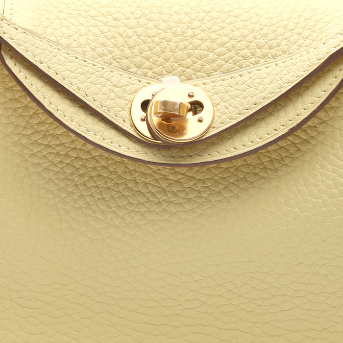 Bolso bandolera Hermès  Lindy mini  en cuero togo Jaune Poussin - Detail D1