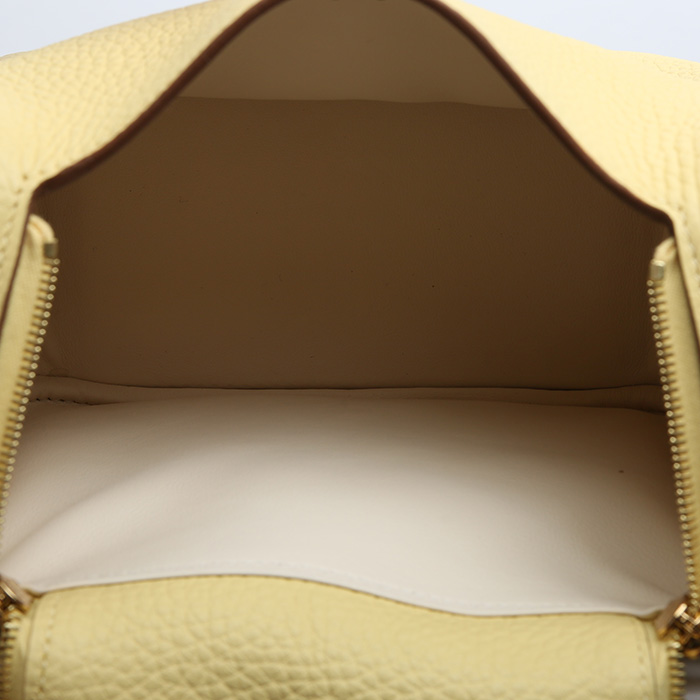 Bolso bandolera Hermès  Lindy mini  en cuero togo Jaune Poussin - Detail D2