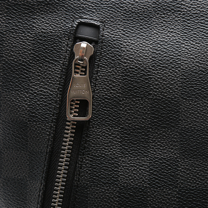 Louis Vuitton   shoulder bag  in black damier canvas - Detail D1