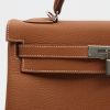 Bolso de mano Hermès  Kelly 32 cm en cuero togo color oro - Detail D1 thumbnail