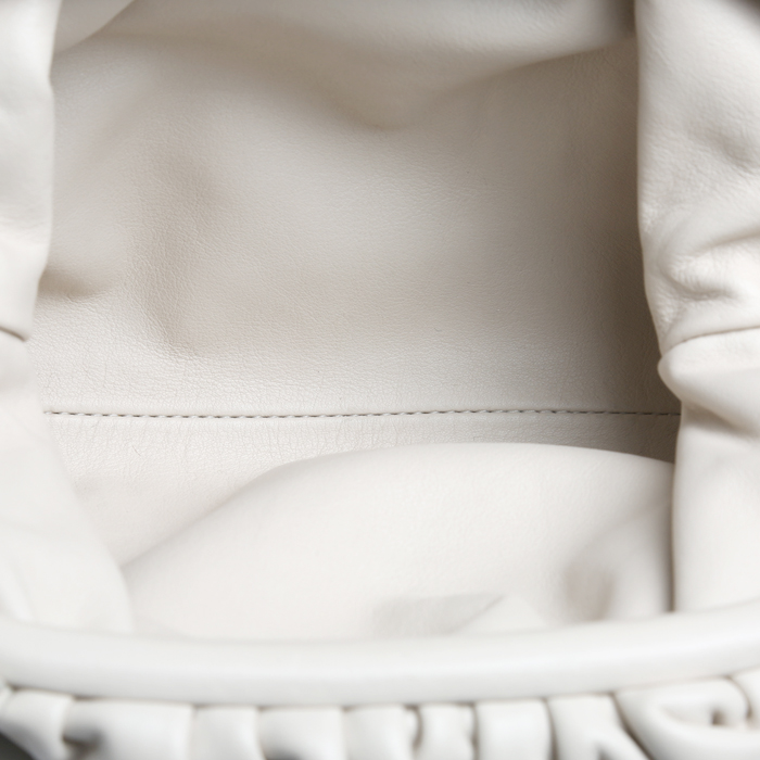 Sac/pochette Bottega Veneta Pouch en cuir lisse blanc - Detail D2