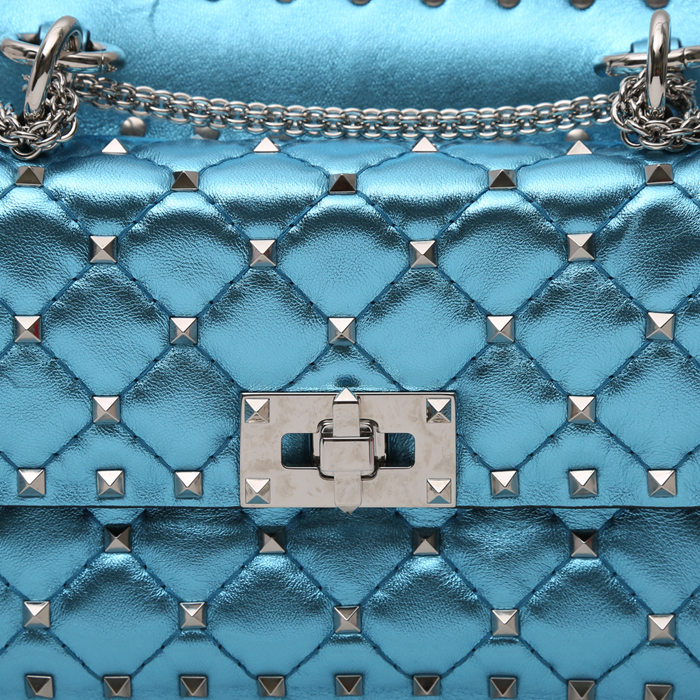 Sac bandoulière Valentino Garavani  Rockstud mini  en cuir matelassé bleu métallisé - Detail D1