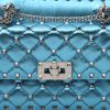 Bolso bandolera Valentino Garavani  Rockstud mini  en cuero acolchado azul metalizado - Detail D1 thumbnail