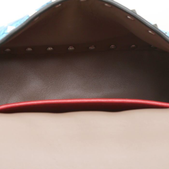 Sac bandoulière Valentino Garavani  Rockstud mini  en cuir matelassé bleu métallisé - Detail D2