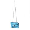Bolso bandolera Valentino Garavani  Rockstud mini  en cuero acolchado azul metalizado - Detail D8 thumbnail