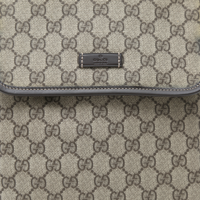 Sac bandoulière Gucci Suprême GG en toile monogram enduite beige et cuir marron - Detail D1