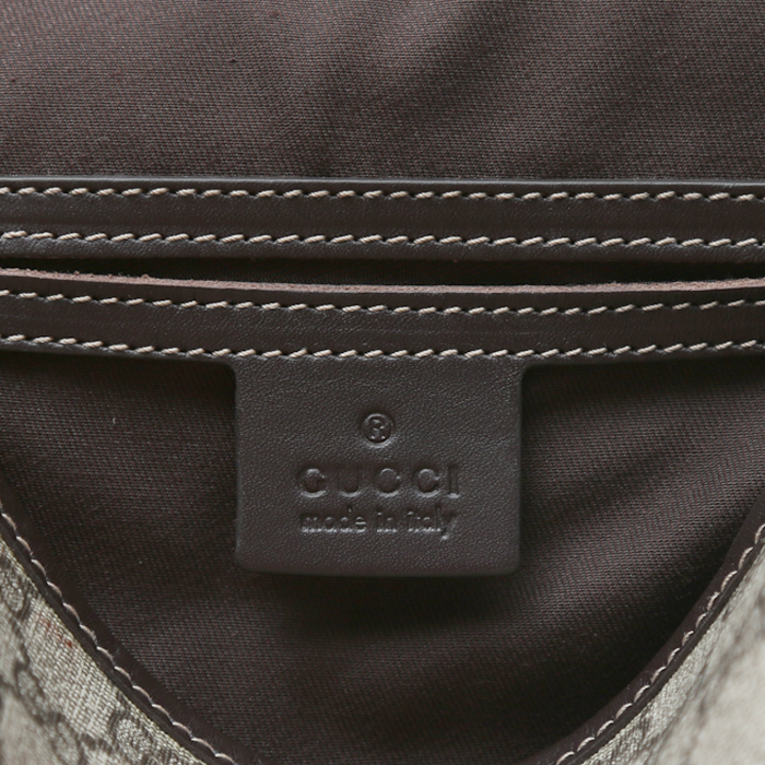 Sac bandoulière Gucci Suprême GG en toile monogram enduite beige et cuir marron - Detail D3