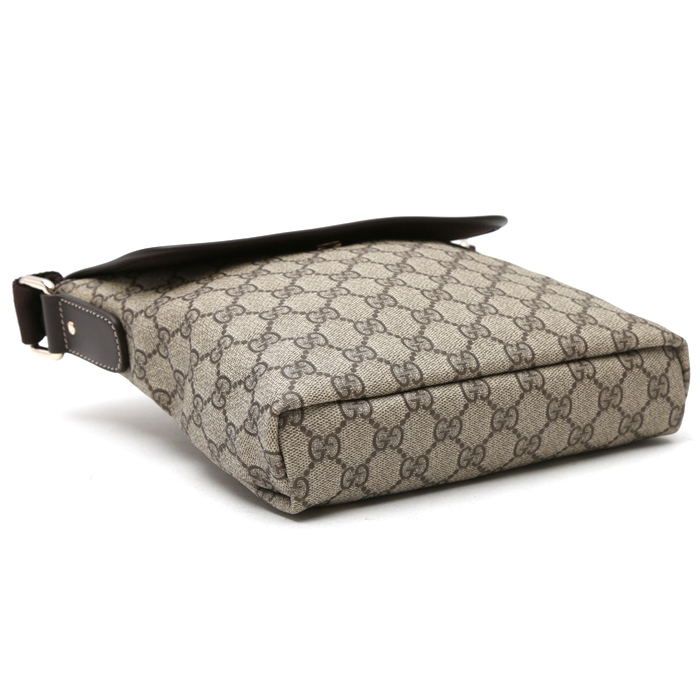 Sac bandoulière Gucci Suprême GG en toile monogram enduite beige et cuir marron - Detail D4