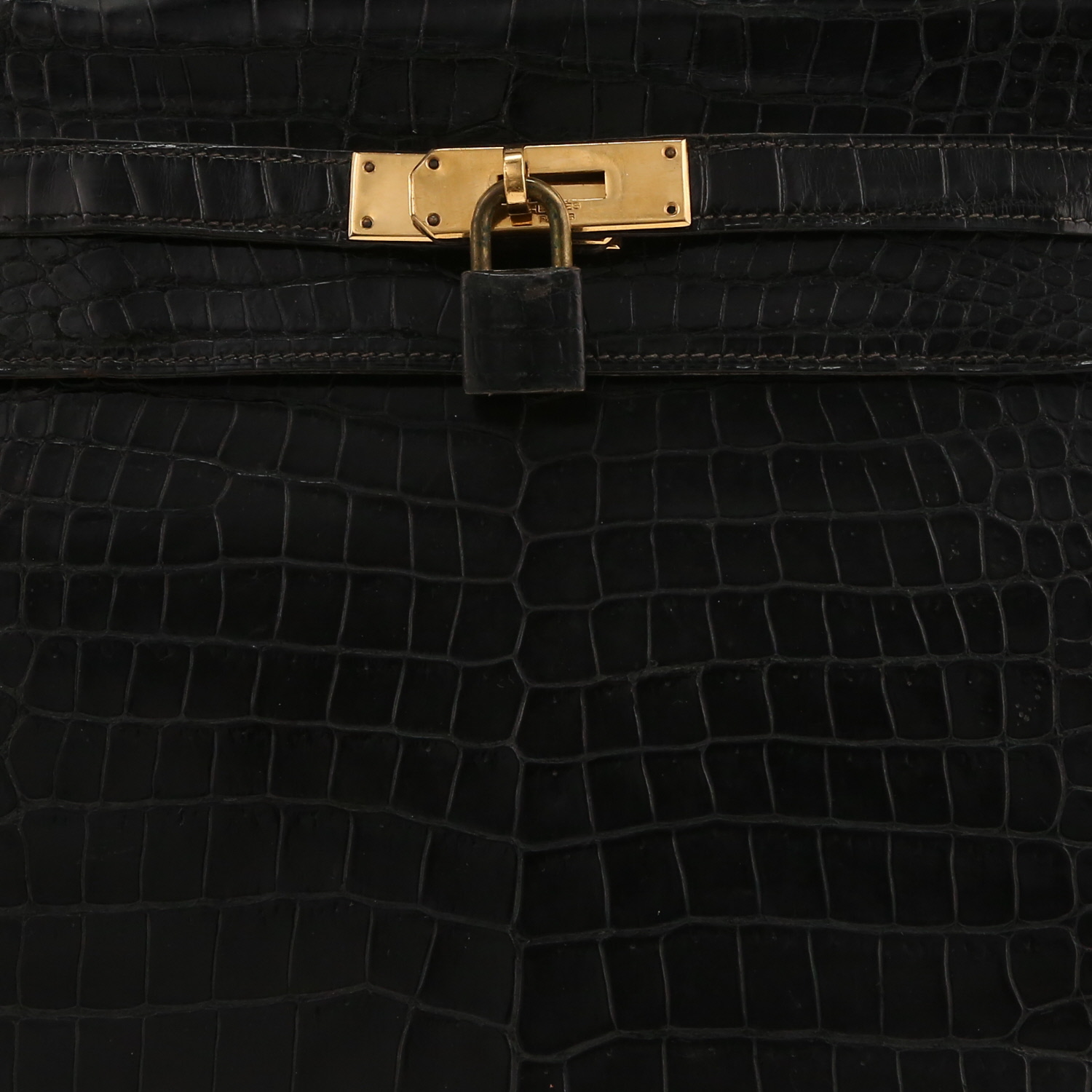 Bolso de mano Hermès  Kelly 28 cm en cocodrilo porosus negro - Detail D1