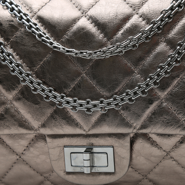 Chanel  Chanel 2.55 handbag  in silver quilted leather - Detail D1