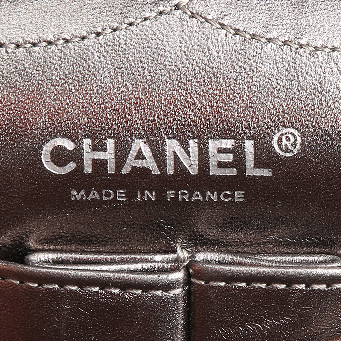 Chanel  Chanel 2.55 handbag  in silver quilted leather - Detail D3