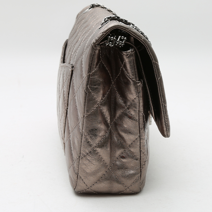 Sac à main Chanel  Chanel 2.55 en cuir matelassé argenté - Detail D6