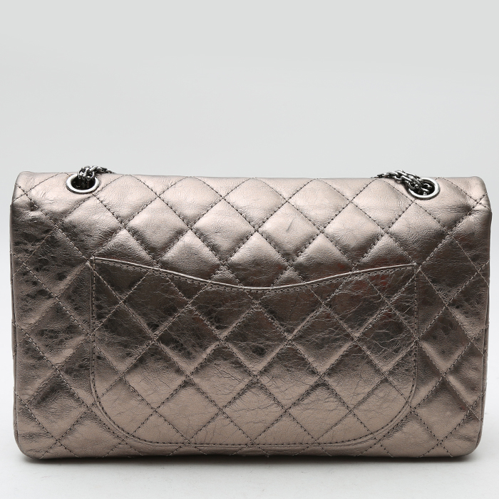 Sac à main Chanel  Chanel 2.55 en cuir matelassé argenté - Detail D7